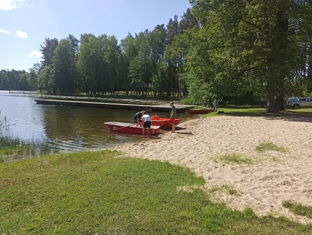 Załączone zdjęcie przedstawia dokładnie tę łódkę.