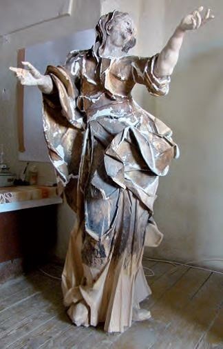 Rzeźby św. Weroniki i św. Marii Magdaleny.