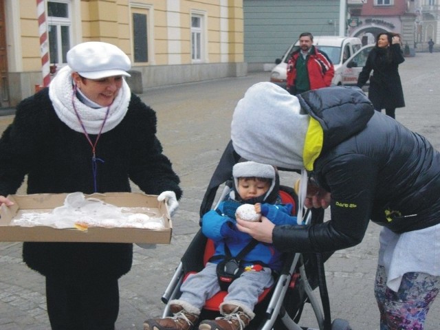 Działacze Platformy Obywatelskiej dzisiaj rozdawali w Przemyślu, za darmo, pączki.