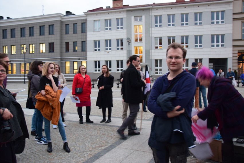 Więzienie za edukację seksualną? Białostoczanie protestowali na Rynku Kościuszki w ramach akcji "Jesień Średniowiecza" (ZDJĘCIA)