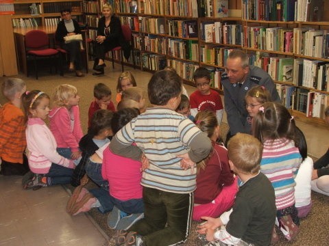 Jednym z dorosłych biorących udział w akcji czytania bajek był Tomasz Wielicki, rzecznik prasowy lipskiej policji. Rzecznik nie tylko czytał, ale też bawił się z dziećmi ucząc bezpiecznych zachowań.