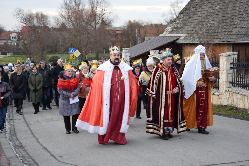 Modlniczka. Żywa Szopka z Trzema Królami i tłumem kolędników