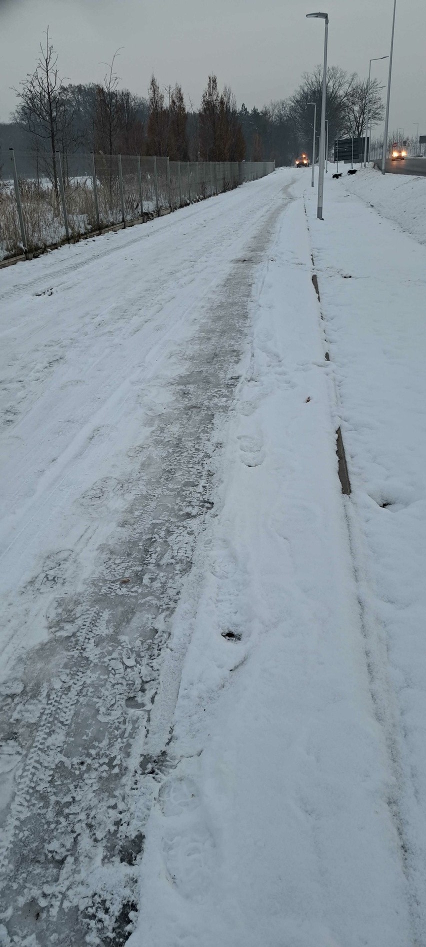 Ubity śnieg zalegał także na chodniku wzdłuż ul. Kosmonautów...