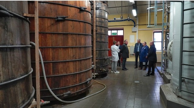 Prezydent Kielc Bogdan Wenta odwiedził Wytwórczą Spółdzielnię Pracy Społem, gdzie produkowany jest kultowy Majonez Kielecki.