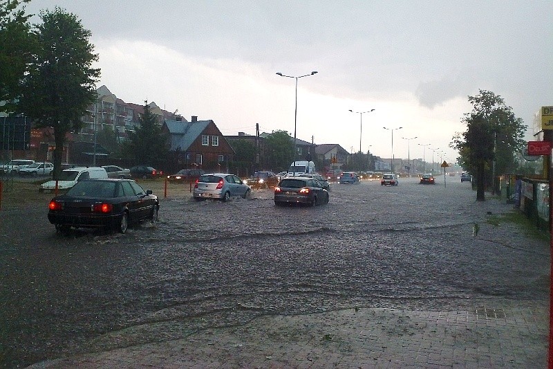 Kompletny paraliż miasta! Ulice pod wodą, samochody na środku drogi [FOTO]