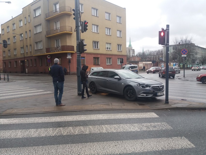 Dwie kolizje przy ul. Wólczańskiej. Poszkodowany trafił do szpitala im. WAM 