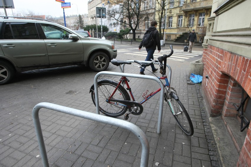 Stojaki rowerowe blokują przejście pieszym. Oficer rowerowy obiecuje to zmienić