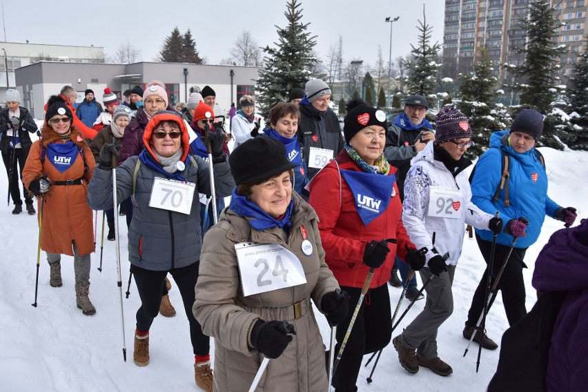 WOŚP 2019. Dzieci, dorośli i seniorzy spacerowali z kijkami, by wesprzeć zbiórkę WOŚP [ZDJĘCIA]