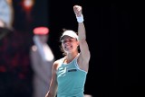 Niesamowity sukces Magdy Linette! Pokonała faworyzowaną Caroline Garcię i zagra w ćwierćfinale Australian Open