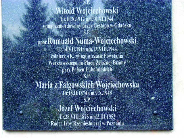 Staraniem potomków na ścianie grobowca rodziny Wojciechowskich (Nowofarny) zawisły dwie, nowe tablice
