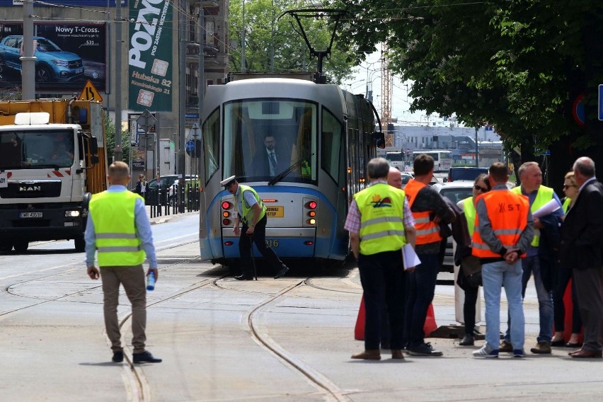 21 maj 2019 - próbny przejazd tramwaju przez ulicę Hubską,...