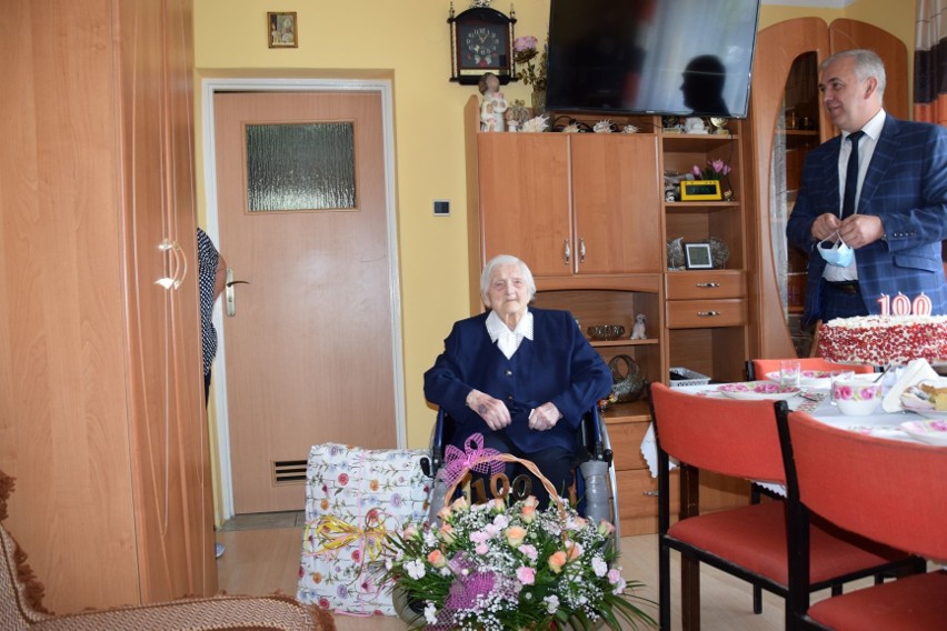 Zofia Mentel z gminy Gołcza setne urodziny obchodziła trzy miesiące później. Życzenia Jubilatce złożył wójt gminy