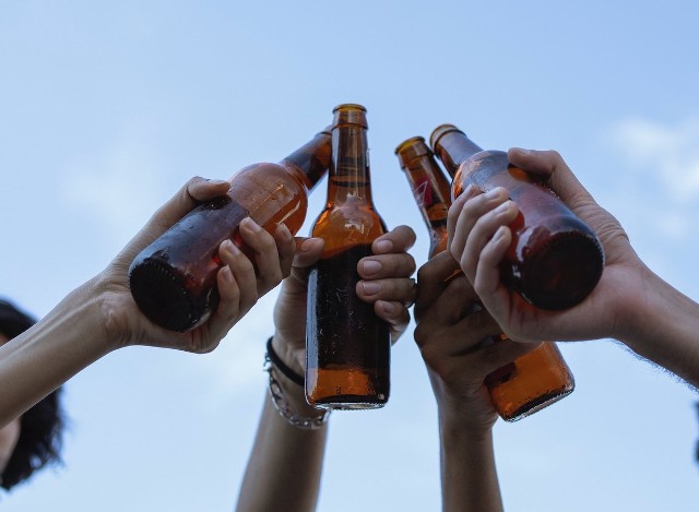 Funkcjonariusze legitymując grupę młodzieży wyczuli alkohol. W czasie rozmowy z policjantami nastolatkowie przyznali, że szkolną przerwę wykorzystali na wypicie piwa, które zakupił jeden z nich w jednym z monopolowych sklepów.