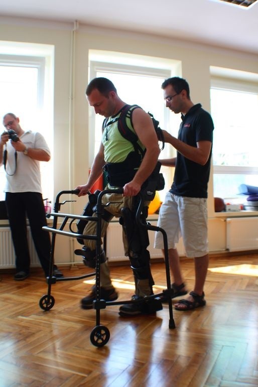 Dzięki egzoszkieletowi, pan Bartosz wstał z wózka i znów chodził (zdjęcia)