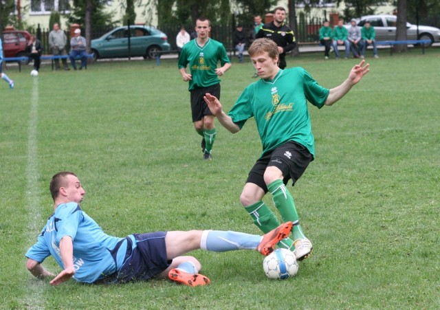 W Bojanowie piłkarze Strażaka Przyszów uwali punkty faworyzowanym Jadachom (w zielonych koszulkach). 