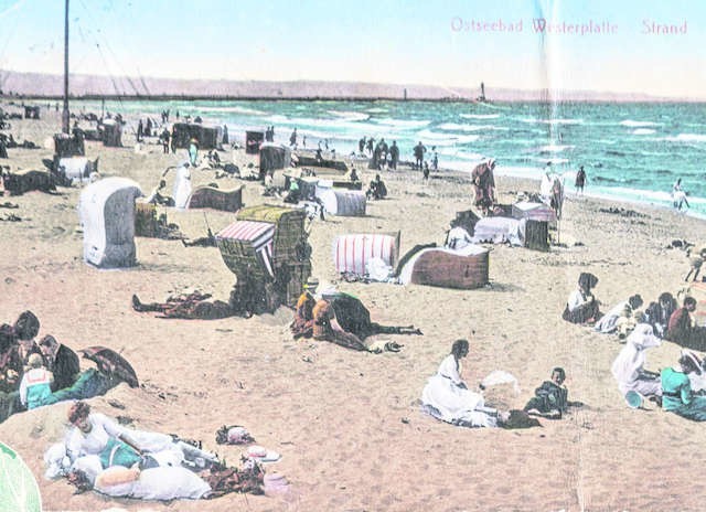 Plaża Westerplatte na kolorowanej pocztówce z końca XIX wieku. W głębi widać molo i latarnię morską
