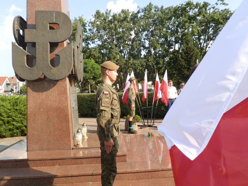 Ostrołęczanie uczcili pamięć powstańców warszawskich, przy pomniku AK [ZDJĘCIA, WIDEO]