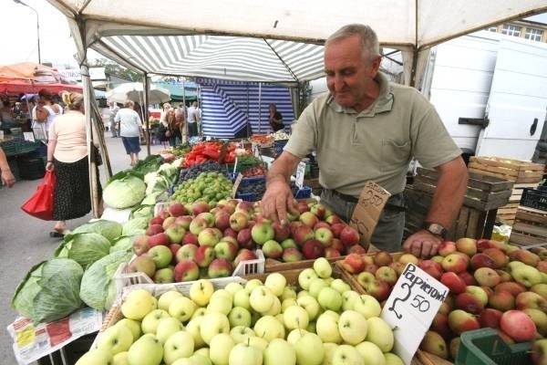 Kazimierz Duda z Chmielnika sprzedaje warzywa i owoce na kieleckim targu. - Jabłka i ziemniaki mają na pewno wyższą cenę niż przed rokiem. Wszystko przez suszę. Bez podlewania nic nie rosło - mówi.