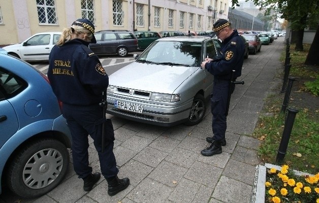 Strażnicy miejscy założyli blokady na koła kilkunastu nieprawidłowo zaparkowanych aut.