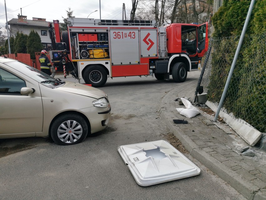 Wypadek w Przemyślu. Na ul. Chrobrego nietrzeźwa kobieta uderzyła fiatem w ogrodzenie [ZDJĘCIA]