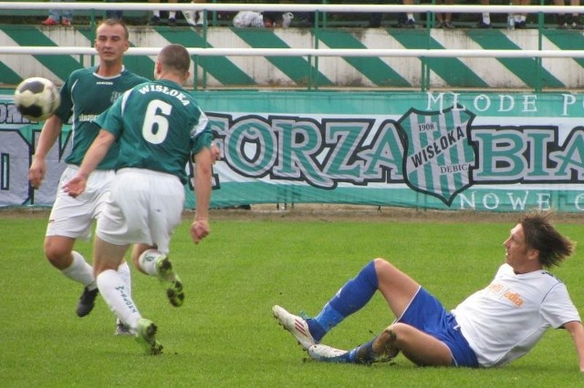Wisłoka Dębica (na zielono-biało) zagra w kolejnej rundzie Pucharu Polski