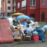 Bezwstydnie wyrzucają śmieci na chodnik pod domem