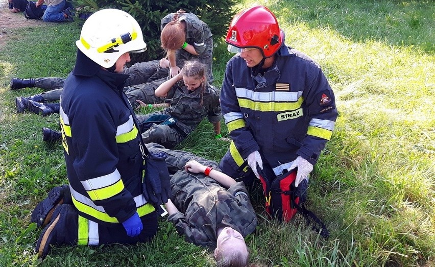 Strażacy wyciągali „rannych” z samochodu i zabezpieczali...