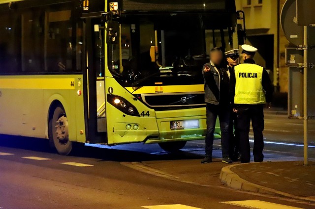 Wypadek autobusu podmiejskiego i auta osobowego w pobliżu mostu Zwierzynieckiego [ZDJĘCIA]