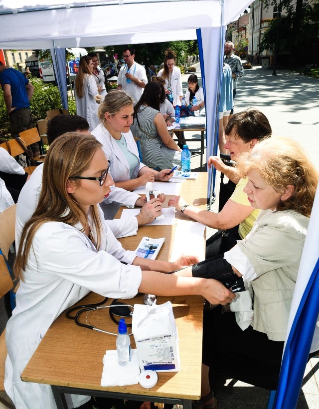 Bezpłatne badania, m.in.: pomiaru ciśnienia tętniczego, EKG, ultrasonograficzne jamy brzusznej, gęstości kości, a także wskazówki dietetyków czy konsultacje ginekologiczne - to zakres profilaktyki, z jakiej mogli dziś  skorzystać mieszkańcy w samym centrum Bydgoszczy - na placu Wolności, gdzie Collegium Medicum UMK wraz z Urzędem Miasta Bydgoszczy zorganizowało „Rzekę zdrowia”.