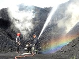 Kilkanaście zastępów straży pożarnej gasi pożar hałdy węgla pod Kuźnicą (zdjęcia)