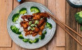 Pomysł na obiad. Koreański kurczak z ryżem i brokułem [PRZEPIS]