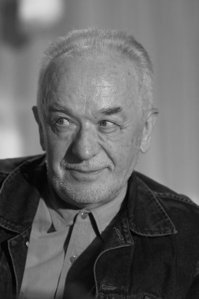 Krzysztof Rau, reżyser teatralny, dyrektor Białostockiego Teatru Lalek w latach 1969-1989, założyciel Studium Aktorskiego, przekształconego na Wydział Sztuki Lalkarskiej