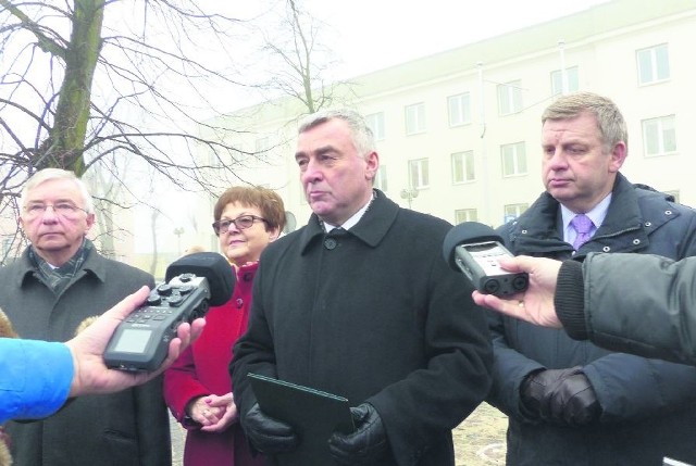 Ludzie Prawa i Sprawiedliwości nie pozwolą na zamykanie tego, co najcenniejsze, szkół - oświadczyli w Skarżysku politycy PiS. 