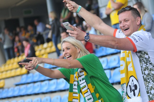 To już dziś. Na ten dzień czekało tysiące kibiców. W Gorzowie na stadionie im. Edwarda Jancarza odbędą się żużlowe Derby. Stal Gorzów podejmuje na swoim stadionie E-kantor.pl Falubaz Zieloną Górę. Kibice gości szczelnie wypełnili swoją trybunę. Na pozostałej części stadionu żółto-niebieskie barwy. Atmosfera jest gorąca jeszcze zanim z parku maszyn wyjechały pierwsze motocykle.Mecz relacjonujemy na żywo: Stal Gorzów - E-kantor.pl Falubaz Zielona Góra [RELACJA LIVE]