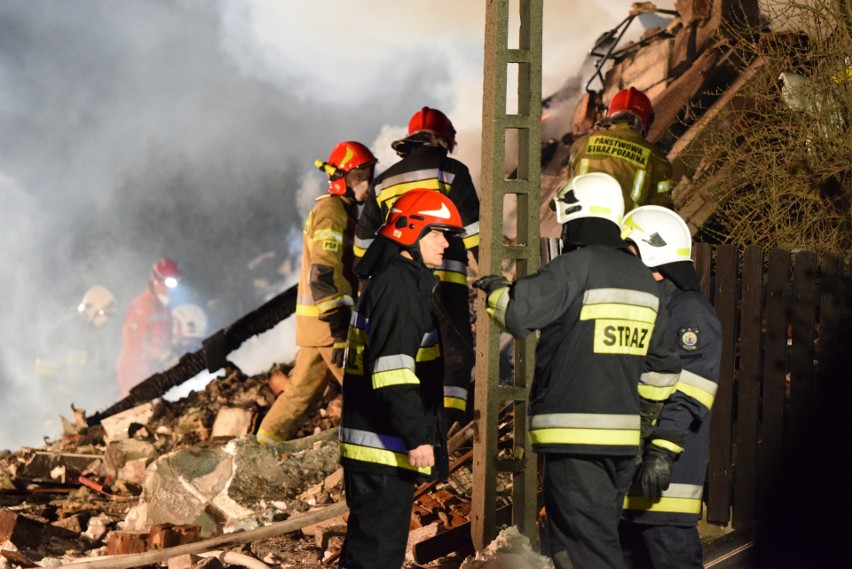 Wybuch gazu w Szczyrku: ponad 100 strażaków na miejscu. Ogień wciąż się tli