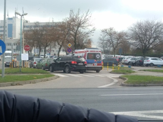 Z powodu szlabanów, przy wjeździe pod szpital w Inowrocławiu tworzą się kolejki aut. Stoją w nich także karetki z chorymi