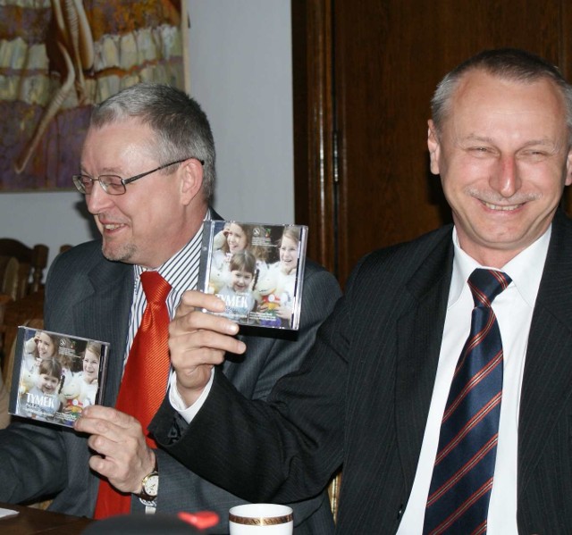 Płyty z teledyskiem prezentują prezydent Ryszard Brejza i wiceprezydent Wojciech Piniewski