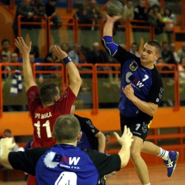 Szczypiorniści Stali Mielec (z piłką najskuteczniejszy gracz meczu Grzegorz Sobut) wygrali po raz szósty z rzędu i przewodzą pierwszoligowej tabeli.