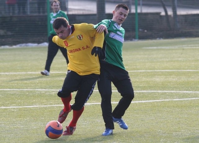 Tomasz Nowak (z lewej) na razie zostaje w Koronie Kielce.