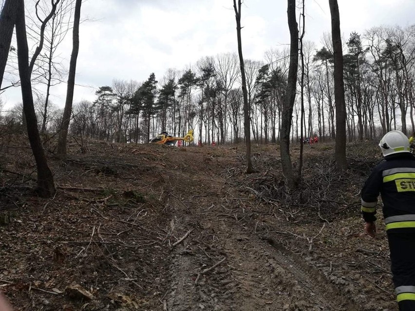 Będkowice. Mężczyzna przygnieciony przez ciągnik. Do szpitala odleciał helikopterem