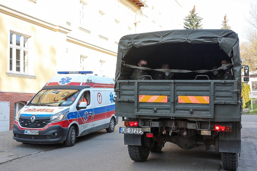 Dwie ciężarówki darów trafiły do szpitala przy Arkońskiej. Z pomocą przybyli żołnierze