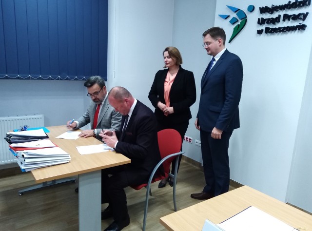 W siedzibie Wojewódzkiego Urzędu Pracy w Rzeszowie podpisano w czwartek 21 umów w ramach programu regionalnego Fundusze Europejskie dla Podkarpacia 2021-20