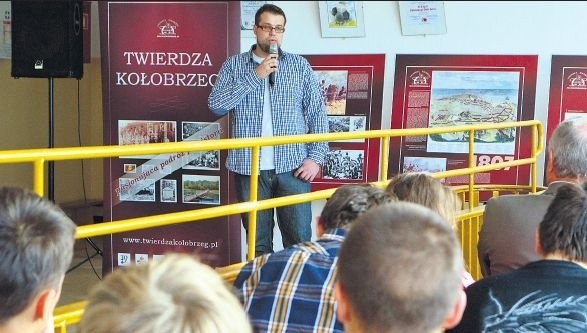 Podczas wernisażu wystawy w kołobrzeskim Gimnazjum nr 2 o historii Twierdzy opowiedział nasz redakcyjnykolega Łukasz Gładysiak.