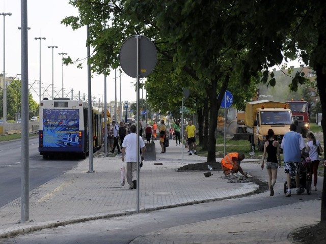 Bezpośrednio w miejscu, gdzie pasażerowie wsiadają i wysiadają z autobusów drogowcy postawili... lampy uliczne