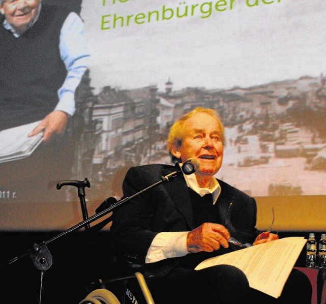 Wzruszony Siegfried Lenz odebrał tytuł honorowego obywatela Ełku w 2011 roku