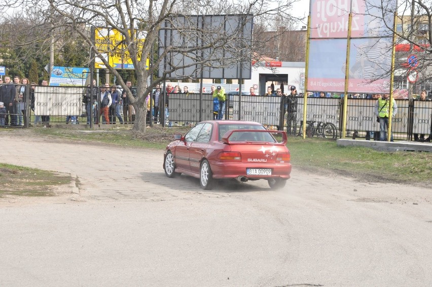 Wyścigi samochodowe były też dużym wyzwaniem organizacyjnym,...