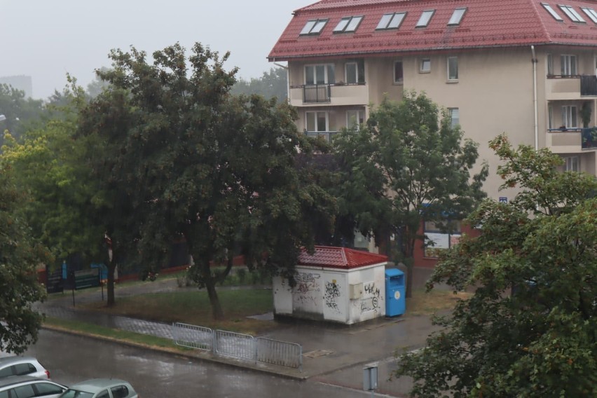 Ulewa w Lublinie. „Ściana deszczu" i „Potok na ulicy". Zobacz zdjęcia                 