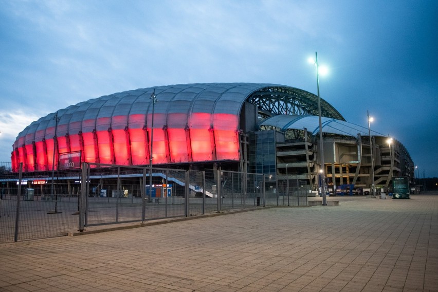 Poznański Stadion Miejski rozświetlił się na czerwono po raz...