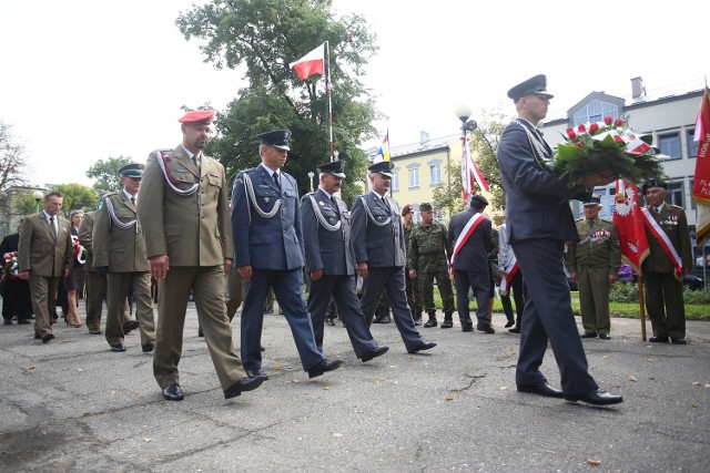 Władze wojskowe i samorządowe Radomia uczciły rocznicę rozbicia więzienia Urzędu Bezpieczeństwa w Radomiu.