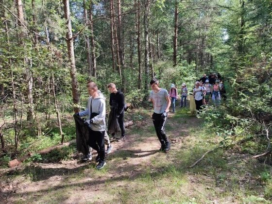 Akcja sprzątania lasu w Nadleśnictwie Przysucha. Zaangażowały się również dzieci ze szkoły podstawowej